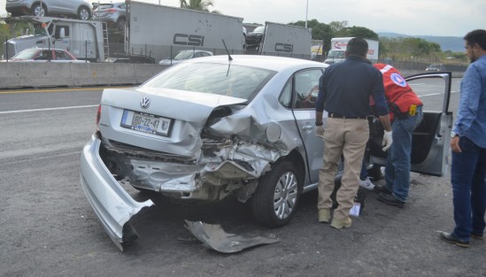 Aparatoso accidente en la caseta de Plan del Río, por una presunta falla en los frenos del automóvil  negro, el cual se fue contra otros dos por alcance, dejando al menos 6 lesionados.
