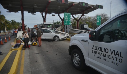 Aparatoso accidente en la caseta de Plan del Río, por una presunta falla en los frenos del automóvil  negro, el cual se fue contra otros dos por alcance, dejando al menos 6 lesionados.