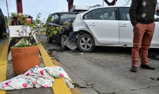 Aparatoso accidente en la caseta de Plan del Río, por una presunta falla en los frenos del automóvil  negro, el cual se fue contra otros dos por alcance, dejando al menos 6 lesionados.