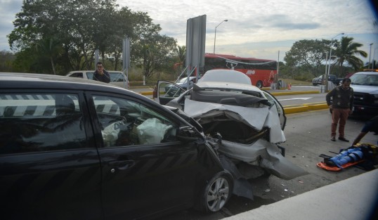 Aparatoso accidente en la caseta de Plan del Río, por una presunta falla en los frenos del automóvil  negro, el cual se fue contra otros dos por alcance, dejando al menos 6 lesionados.