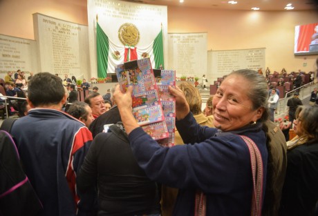 El diputado Jorge Moreno Salinas saluda a los vendedores de lotería que este día visitaron el recinto legislativo.