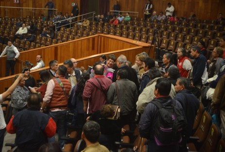 El diputado Jorge Moreno Salinas saluda a los vendedores de lotería que este día visitaron el recinto legislativo.