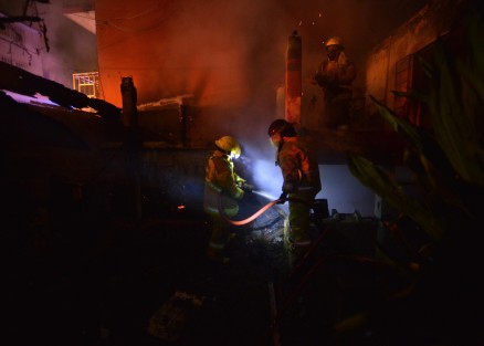 Elementos del Heroico Cuerpo de Bomberos de Xalapa sofocaron un incendio registrado en la galera de una casa  ubicada en la calle Ricardo Flores Magón, de la colonia Felipe Carrillo Puerto. Afortunadamente sólo  reportaron daños  materiales.