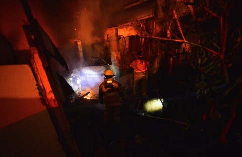 Elementos del Heroico Cuerpo de Bomberos de Xalapa sofocaron un incendio registrado en la galera de una casa  ubicada en la calle Ricardo Flores Magón, de la colonia Felipe Carrillo Puerto. Afortunadamente sólo  reportaron daños  materiales.