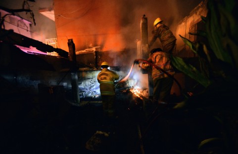 Elementos del Heroico Cuerpo de Bomberos de Xalapa sofocaron un incendio registrado en la galera de una casa  ubicada en la calle Ricardo Flores Magón, de la colonia Felipe Carrillo Puerto. Afortunadamente sólo  reportaron daños  materiales.