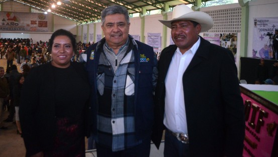 El alcalde de Teocelo Mario Antonio Chama Diaz estuvo presente en el segundo informe de gobierno  del alcalde de Ayahualulco  Filiberto Morales Rosas y de su señora esposa, Rosa Ángela Pérez Galicia, presidenta del DIF municipal 