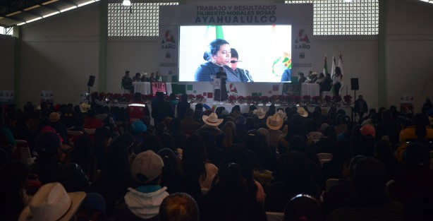 El alcalde de Teocelo Mario Antonio Chama Diaz estuvo presente en el segundo informe de gobierno  del alcalde de Ayahualulco  Filiberto Morales Rosas y de su señora esposa, Rosa Ángela Pérez Galicia, presidenta del DIF municipal 