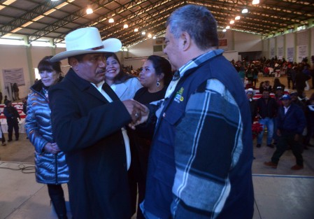 Durante el evento el municipe de Teocelo saludo a los alcaldes de Tlalnelhuaycan, David Ángeles Aguirre; de Tlaltetela, Aldegundo Vela; de Jilotepec, Sergio Fernández y ediles de Tlacolulan y Rafael Lucio, excelentes servidores públicos de la región, así como a la Diputada Federal  Carmen Mora.  