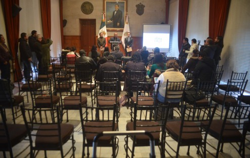 Pocos medios en la conferencia de prensa del Gobernador. O no se enteraron o tienen mucho frío.  