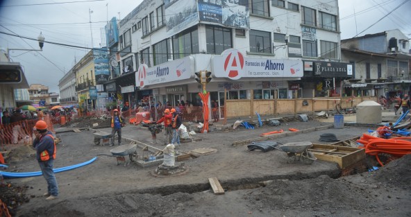 El alcalde de Xalapa, Hipólito Rodríguez Herrero, es único que ha podido convertir en peatonales varias calles de la ciudad, esto debido a los cientos de comerciantes ambulantes y calles cerradas por obras  en el centro de esta ciudad. 