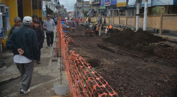 El alcalde de Xalapa, Hipólito Rodríguez Herrero, es único que ha podido convertir en peatonales varias calles de la ciudad, esto debido a los cientos de comerciantes ambulantes y calles cerradas por obras  en el centro de esta ciudad. 
