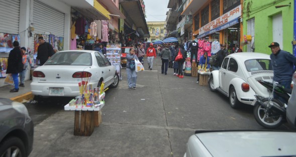 El alcalde de Xalapa, Hipólito Rodríguez Herrero, es único que ha podido convertir en peatonales varias calles de la ciudad, esto debido a los cientos de comerciantes ambulantes y calles cerradas por obras  en el centro de esta ciudad. 