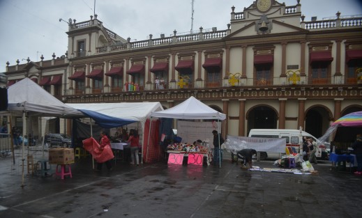 Incluso algunos comerciantes aprovecharon la plaza Lerdo para expender sus productos, con el pretexto de que no les dejaron espacios en las céntricas calles de la capital.  