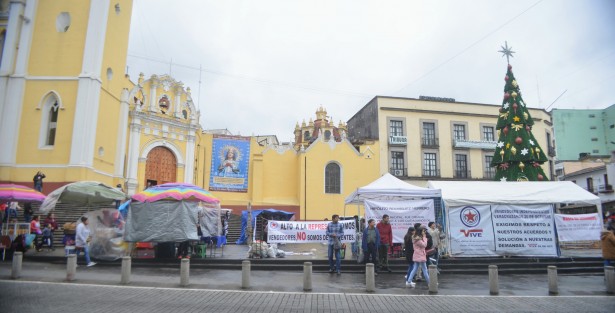 Incluso algunos comerciantes aprovecharon la plaza Lerdo para expender sus productos, con el pretexto de que no les dejaron espacios en las céntricas calles de la capital.  