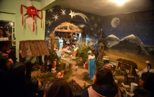  En Miahuatlán, Ver., pese a las dificultades económicas se mantiene la tradición de colocar los Nacimientos, tradición iniciada por San Francisco de Asís para recordar el nacimiento de Jesús en un portal, misma que en este año el Papa Francisco recomendó a los fieles seguir conservando.  