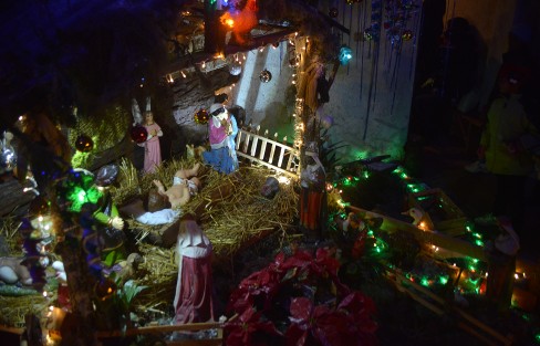  En Miahuatlán, Ver., pese a las dificultades económicas se mantiene la tradición de colocar los Nacimientos, tradición iniciada por San Francisco de Asís para recordar el nacimiento de Jesús en un portal, misma que en este año el Papa Francisco recomendó a los fieles seguir conservando.  