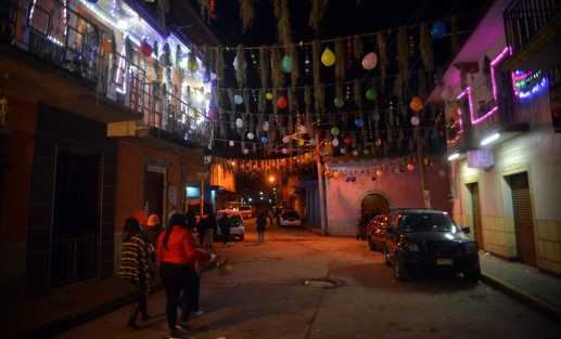 Los visitantes recorren los nueve diferentes nacimientos admirando las diferente formas de colocar las figuras y escenarios recreados por los encargados de la velación del Niño Dios. Cabe destacar que en cada sitio los visitantes reciben buñuelos, tamales, ponche y café.  
