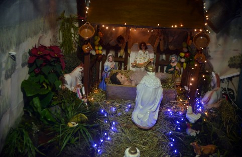 Los visitantes recorren los nueve diferentes nacimientos admirando las diferente formas de colocar las figuras y escenarios recreados por los encargados de la velación del Niño Dios. Cabe destacar que en cada sitio los visitantes reciben buñuelos, tamales, ponche y café.  