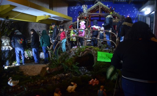 Los visitantes recorren los nueve diferentes nacimientos admirando las diferente formas de colocar las figuras y escenarios recreados por los encargados de la velación del Niño Dios. Cabe destacar que en cada sitio los visitantes reciben buñuelos, tamales, ponche y café.  