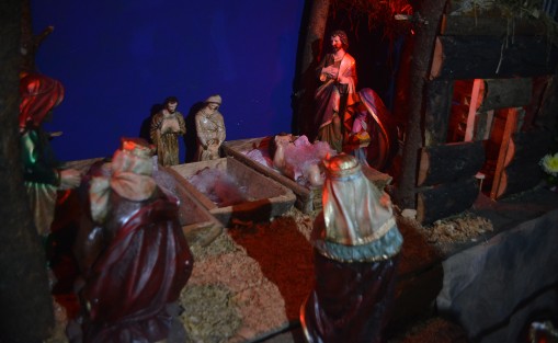 Los visitantes recorren los nueve diferentes nacimientos admirando las diferente formas de colocar las figuras y escenarios recreados por los encargados de la velación del Niño Dios. Cabe destacar que en cada sitio los visitantes reciben buñuelos, tamales, ponche y café.   