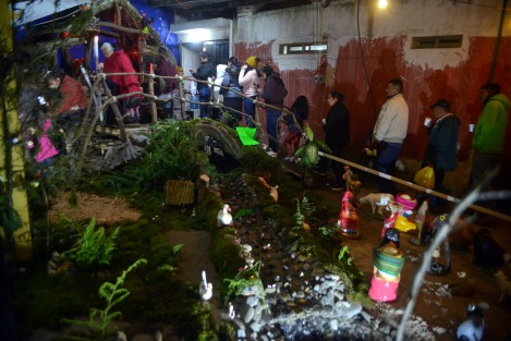 Los visitantes recorren los nueve diferentes nacimientos admirando las diferente formas de colocar las figuras y escenarios recreados por los encargados de la velación del Niño Dios. Cabe destacar que en cada sitio los visitantes reciben buñuelos, tamales, ponche y café.   