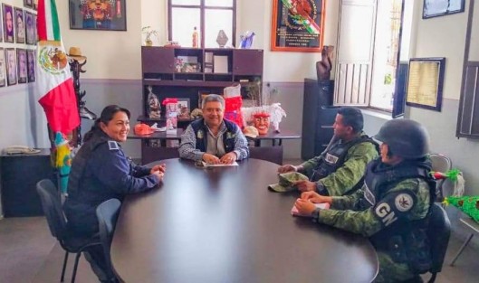 El Alcalde de Teocelo, Mario Antonio Chama Díaz, recibió la visita del Sub Oficial, Raúl Gómez Arias, al frente de la Guardia Nacional, quienes continúan trabajando de manera conjunta con la Policía Municipal, resguardando y brindado la seguridad a la población Teocelana en esta temporada decembrina. 
