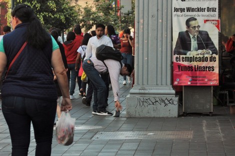 Como ya es tradición, boleros de la Avenida Enríquez y del parque Benito Juárez en Xalapa, jugaron a los transeúntes la broma de la cartera pegada en el piso, con motivo del Día de los Santos Inocentes. 