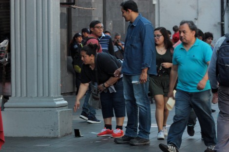Como ya es tradición, boleros de la Avenida Enríquez y del parque Benito Juárez en Xalapa, jugaron a los transeúntes la broma de la cartera pegada en el piso, con motivo del Día de los Santos Inocentes. 