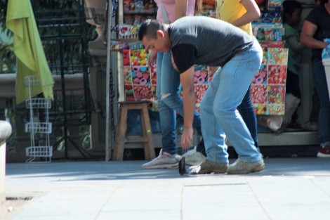 La broma, la cual lleva años repitiéndose, cada vez encuentra menos <em>inocentes palomitas</em>, y al menos en el parque Juárez, la espera era larga para ver a alguien caer.  