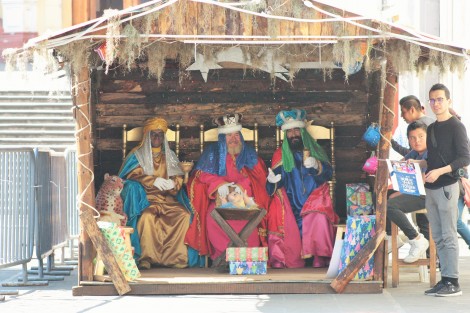 Luego de que el año pasado se les prohibiera instalarse en Plaza Lerdo como lo han hecho por más de 20 años, Los Reyes Magos vuelven para recibir los pedidos de los chiquitines de Xalapa y la región.