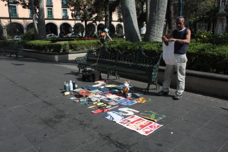 Un hombre colocó su tianguis en el parque Juárez de Xalapa, ofreciendo todo todo barato, porque era robado, dijo.