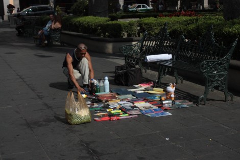 Un hombre colocó su tianguis en el parque Juárez de Xalapa, ofreciendo todo todo barato, porque era robado, dijo.