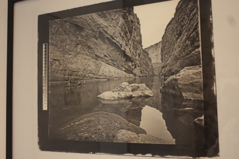 En la Galería Ramón Alva de la Canal se encuentra la exposición Ríos de Vida, de Byron Brauchli, en la cual  presenta diversas variantes de técnicas fotográficas, en imágenes principalmente de la zona fronteriza México- Estados Unidos. 