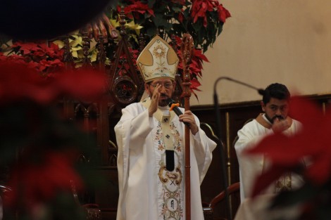  Al celebrarse este domingo dentro de la Iglesia Católica, la Sagrada Familia, el Arzobispo de Xalapa, Hipólito Reyes Larios, dijo que la Familia de Nazaret es el modelo de familia que los católicos tienen, aunque hay algunas que por diversas situaciones están incompletas; así mismo reconoció que dentro de otras religiones e ideologías existen patrones diferentes. Reyes Larios recordó a los fieles que los padres de familia son los verdaderos responsables de la educación de los hijos, no los gobiernos ni otros grupos.  