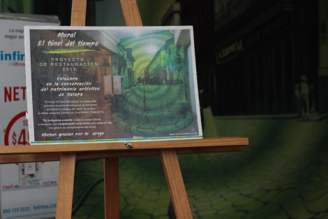 Integrantes del Colectivo de pintores Emanuel Cruz restauran su mural <em>El Túnel del Tiempo</em> ubicado en los bajos del Edificio Enríquez, solicitando apoyo mediante la compra de una postal o cooperación voluntaria para solventar los gastos. 