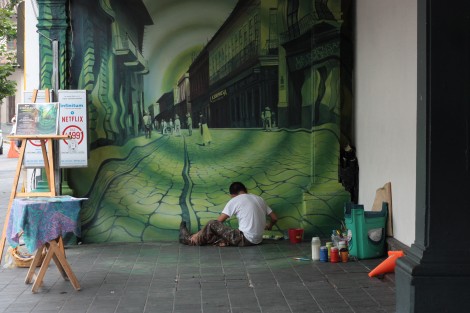 Integrantes del Colectivo de pintores Emanuel Cruz restauran su mural <em>El Túnel del Tiempo</em> ubicado en los bajos del Edificio Enríquez, solicitando apoyo mediante la compra de una postal o cooperación voluntaria para solventar los gastos. 