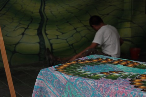 Integrantes del Colectivo de pintores Emanuel Cruz restauran su mural <em>El Túnel del Tiempo</em> ubicado en los bajos del Edificio Enríquez, solicitando apoyo mediante la compra de una postal o cooperación voluntaria para solventar los gastos. 
