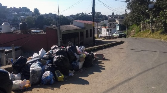 En varios puntos de la ciudad se pueden ver grandes cerros de basura luego de las fiestas de navidad, a pesar de que autoridades municipales avisaron que no sacaran su basura. 