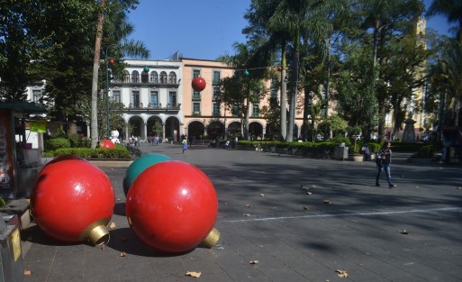 Incomprendido por muchas personas el concepto de instalación en los parques de Xalapa.  El común de la gente asegura que <em> para seguir con la tradición de dejar todo a medias, algunos adornos navideños del ayuntamiento de Xalapa ya de plano no fueron colocados </em>.  