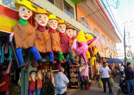 La tradición de quemar al viejo sigue en aumento en la ciudad, incluso ya hasta los hay como piñatas para quien no tenga de tiempo de elaborar el propio. 