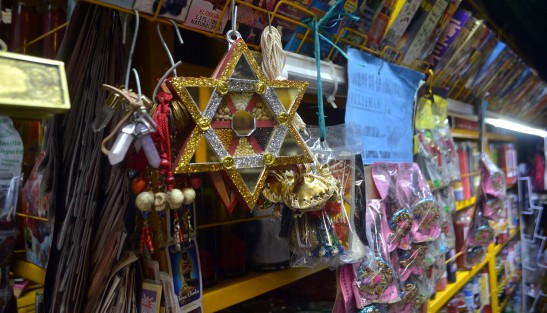Muchas personas buscan comenzar el año lo mejor que pueden. Algunos acuden a sus templos o iglesias para agradecer por el año, y otros prefieren los ritos o amuletos. De estos últimos hay muchos, los cuales se expenden en el mercado.