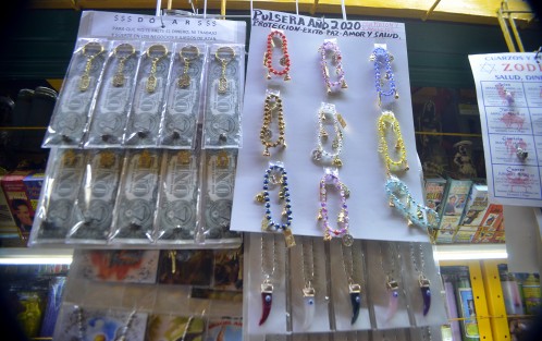 Muchas personas buscan comenzar el año lo mejor que pueden. Algunos acuden a sus templos o iglesias para agradecer por el año, y otros prefieren los ritos o amuletos. De estos últimos hay muchos, los cuales se expenden en el mercado.