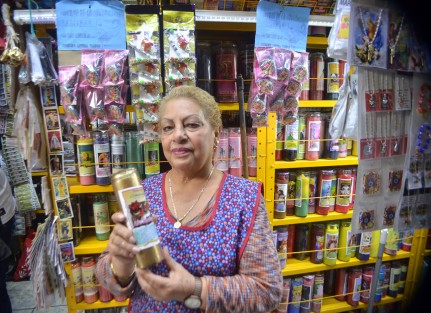Doña g¨Güera, quien trabaja en el mercado Jáuregui, comenta que lo que más busca la gente creyente en los amuletos es trabajo y dinero. Para este fin hay desde borregos de la suerte, lociones y hasta veladoras; dice que este año debido a la remodelación de las calles de los alrededores, no había tanta gente.  