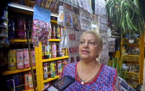 Doña g¨Güera, quien trabaja en el mercado Jáuregui, comenta que lo que más busca la gente creyente en los amuletos es trabajo y dinero. Para este fin hay desde borregos de la suerte, lociones y hasta veladoras; dice que este año debido a la remodelación de las calles de los alrededores, no había tanta gente.  