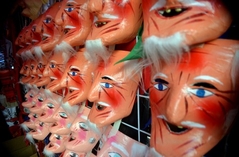 Por los pasillos del mercado uno también puede ver las máscaras de los viejitos, que son utilizados para hacer los viejos para quemar o realizar la danza de fin de año.  