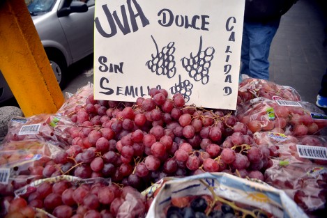 Desde 60 pesos y hasta 100 va el kilo de uva en los puestos ambulantes y  locales de los mercados, para quienes acostumbran comerlas al sonar las campanadas. 