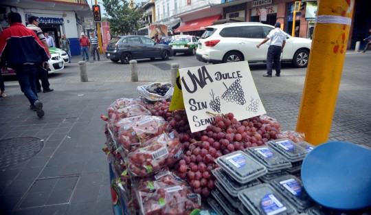 Desde 60 pesos y hasta 100 va el kilo de uva en los puestos ambulantes y  locales de los mercados, para quienes acostumbran comerlas al sonar las campanadas. 