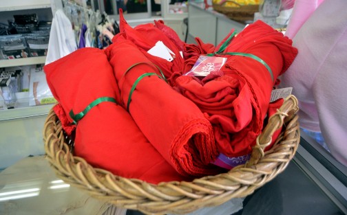 Las empleadas de otra tienda conocida de ropa interior comentan lo mismo, ya casi nadie cree en eso de ponerse calzones de colores.  