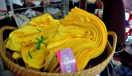 Las empleadas de otra tienda conocida de ropa interior comentan lo mismo, ya casi nadie cree en eso de ponerse calzones de colores.  