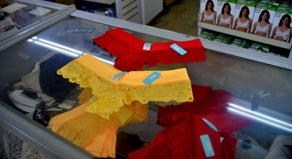 Ya son muy pocas las personas que  siguen la costumbre de ponerse ropa interior de colores. <em> Este año apenas hemos vendido como 50 piezas</em>. comenta doña Gloria, locataria de un mercado.